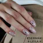 Erősített lakkzselé gránit effekttel Erősített lakkzselé gránit effekttel