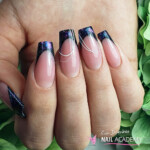 Épített színes francia köröm zseléből, Spider gel-el díszítve Épített színes francia köröm zseléből, Spider gel-el díszítve