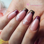 Épített színes francia köröm zseléből, zselével díszítve Épített színes francia köröm zseléből, zselével díszítve