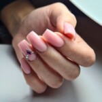 Nude zselé műköröm strasszkövekkel Nude zselé műköröm strasszkövekkel