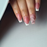 Francia zselé műköröm kézzel festett mintával Francia zselé műköröm kézzel festett mintával